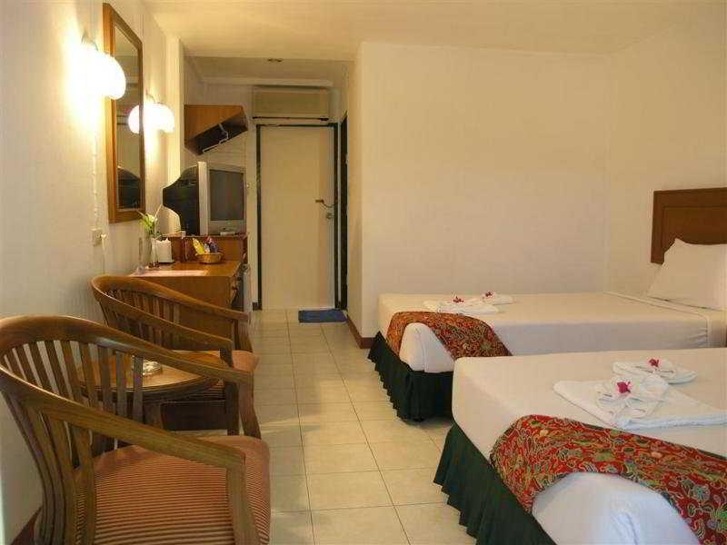 Kamala Beach Inn Phuket Екстериор снимка