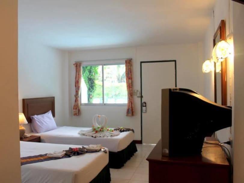 Kamala Beach Inn Phuket Екстериор снимка